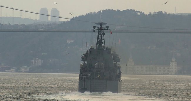 Rus savaş gemileri İstanbul Boğazı'ndan geçti